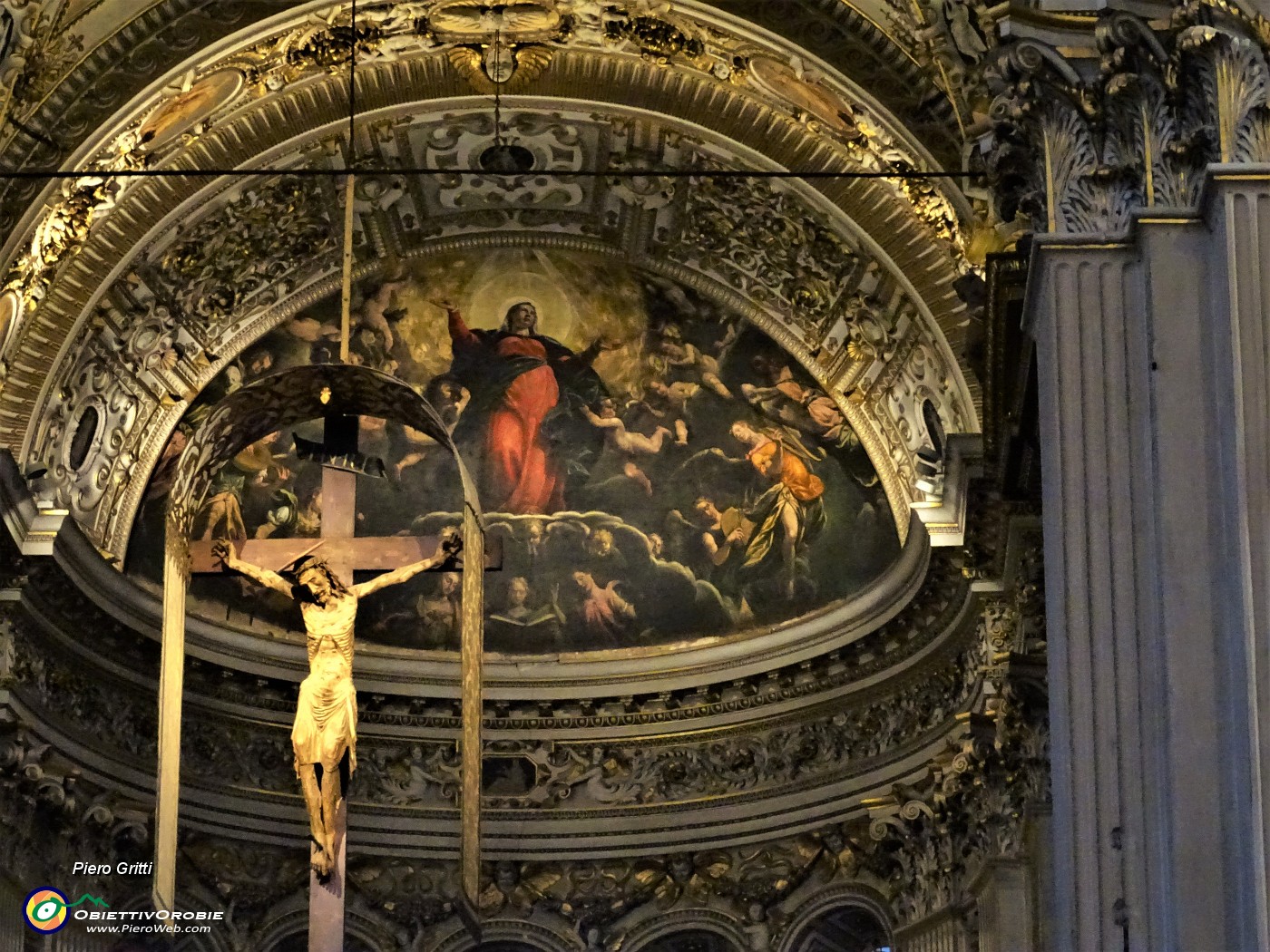 52 Santa Maria Maggiore, Crocefisso e Maria Assunta in cielo.JPG